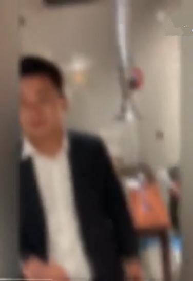 怀疑对方跳单上海15名房产中介西装革履围堵饭店朝店员吐口水最终全被判刑