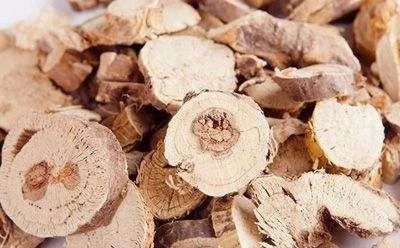 挤痘痘出来的白色长条状是什么,痘痘黑头挤出白颗粒