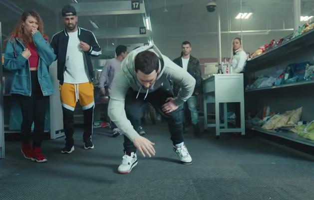 杰伦黑丝绸，TS天价AF1，近期MV中的“私藏热爱”各不相同