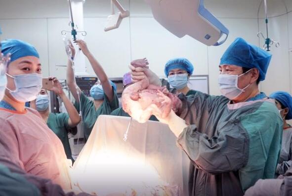 双胞胎兄弟年龄差多大,双胞胎兄弟相差10岁