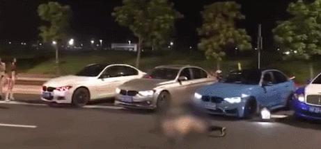 女子街头跟两名外国人热舞,几名女子街头跳舞