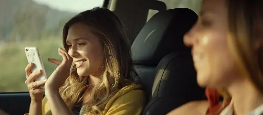 几个女子在街头热舞,三女子在街边热舞引热议