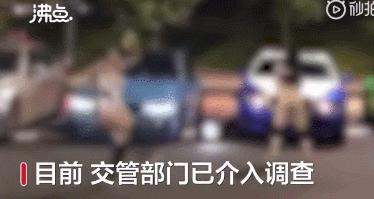 女子街头跟两名外国人热舞,几名女子街头跳舞