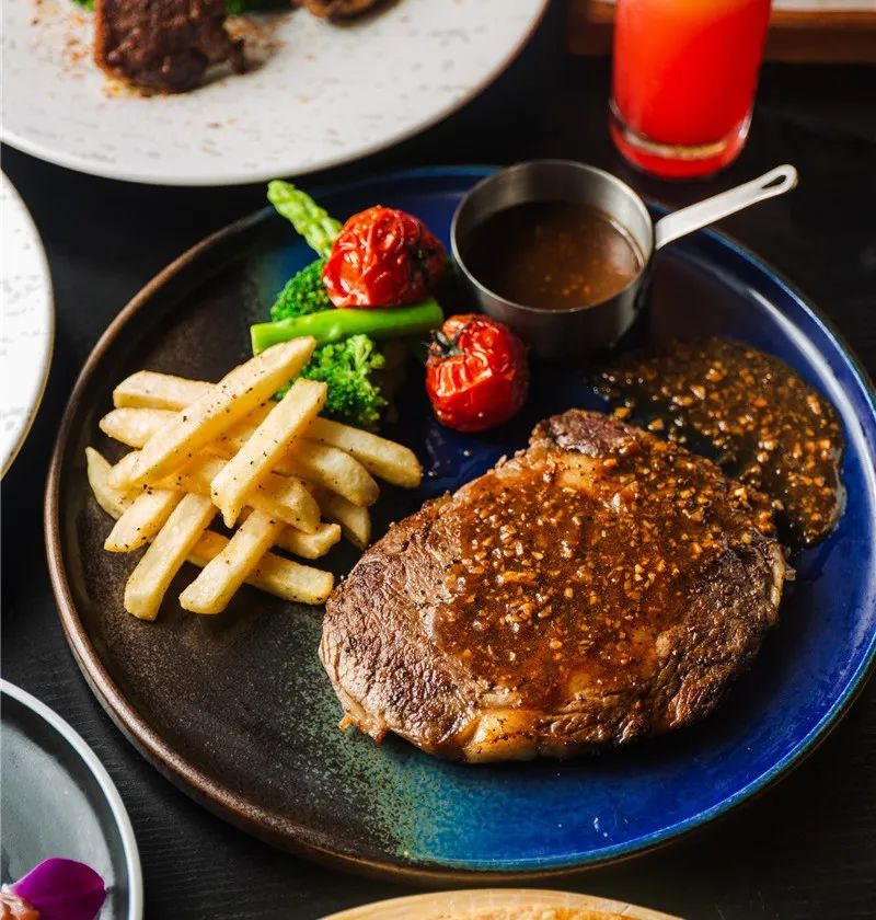 太刚了！这店居然敢开在「中国第一夜店」楼下...