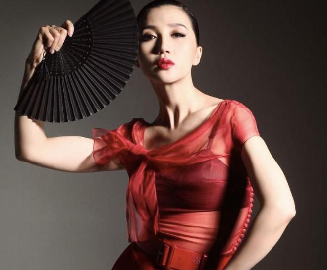 让《男人装》脱销的性感妖姬，如今更绝了