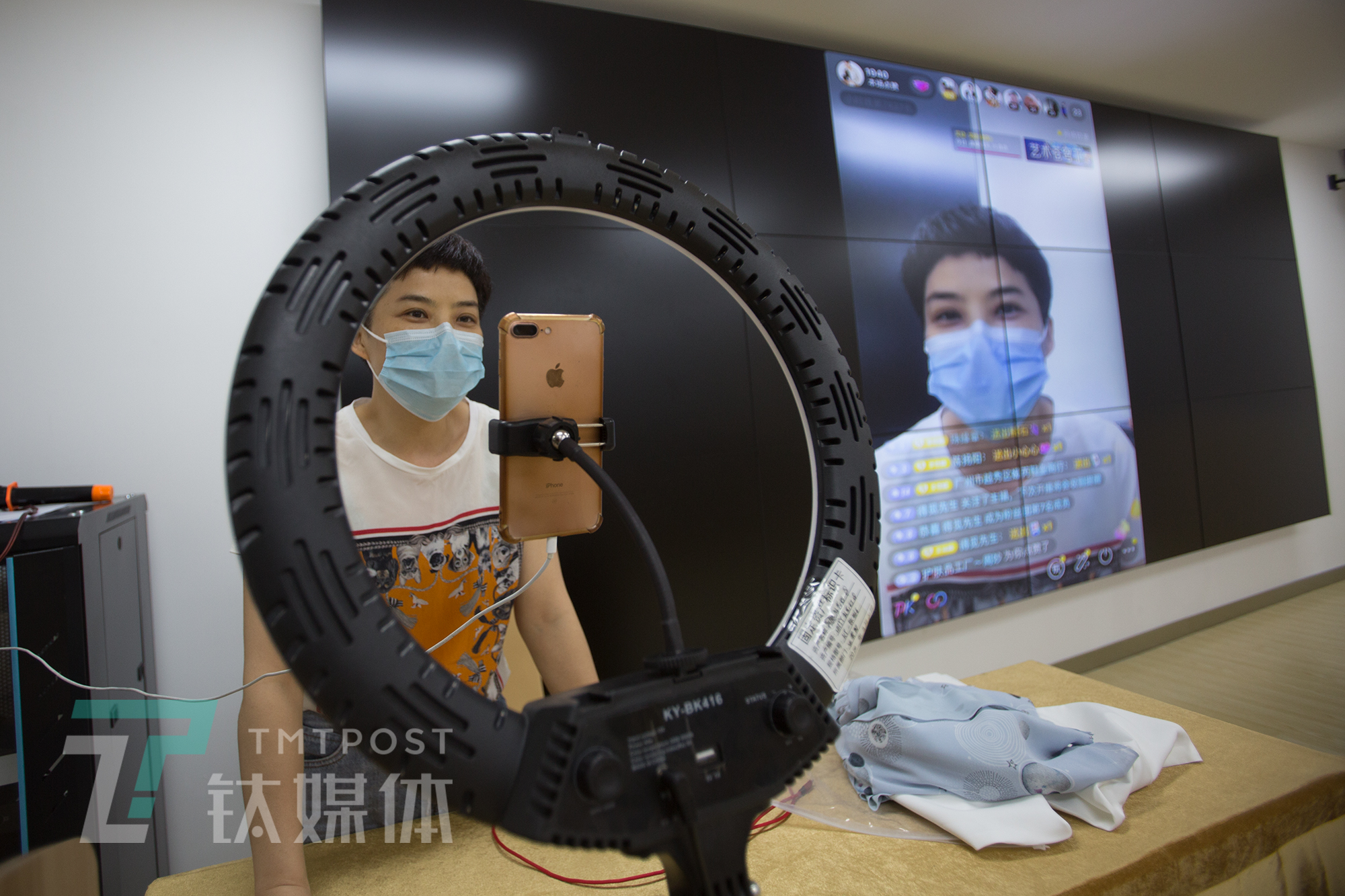 探访珠三角MCN培训课堂：工厂老板学直播卖货，应届毕业生想成李佳琦|钛媒体影像《在线》