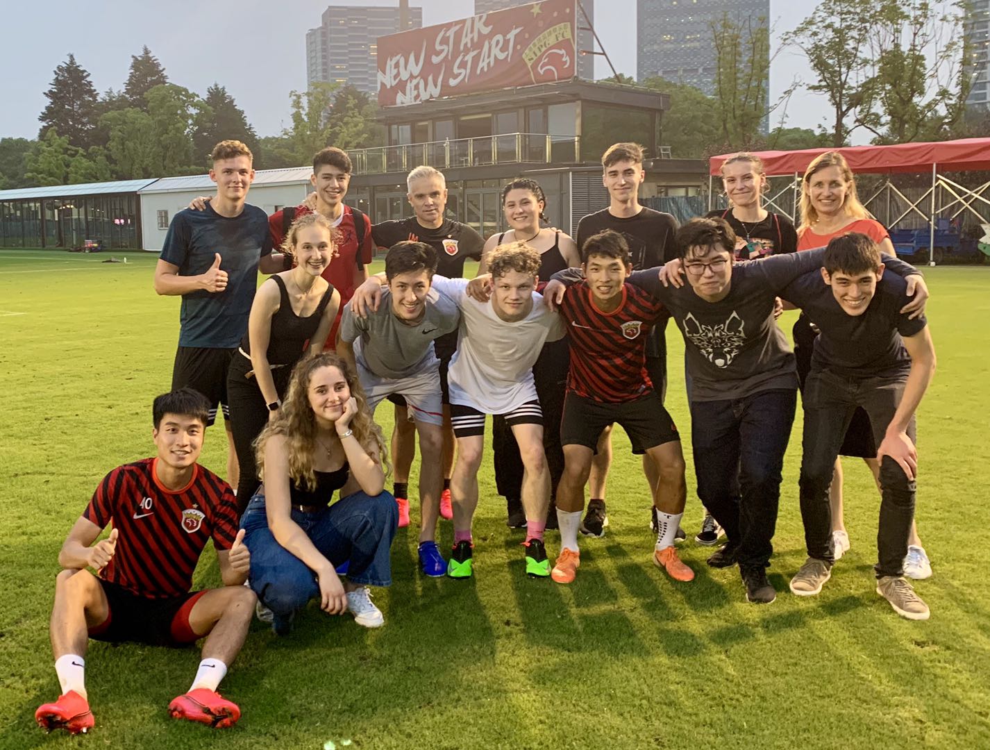 德国学生球迷也爱上港！胡尔克送签名球衣，女生们最崇拜……