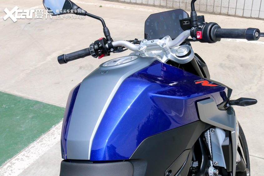 宝马f900r旅行版和运动版怎么选,新款宝马大小眼街车