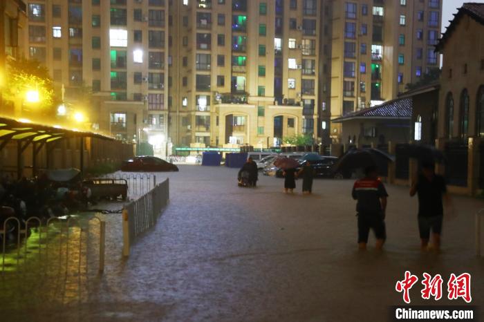 江西南昌遭暴雨袭击,暴雨夜袭南昌