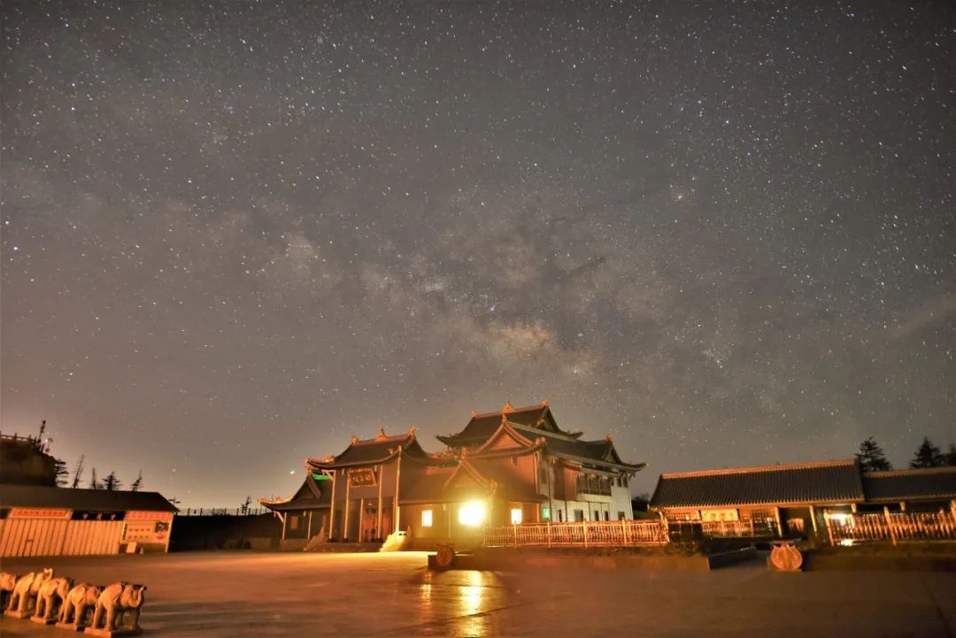 夏日登山看景,夏日峨眉山