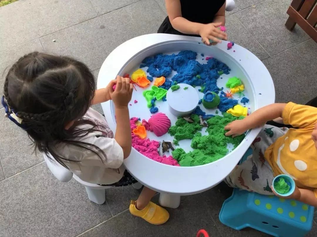 不吵不闹一切为了孩子过日子,不吵不闹一个人玩