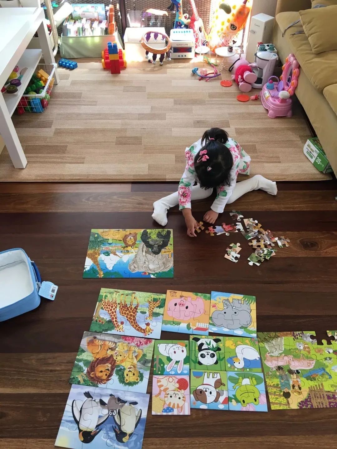 不吵不闹一切为了孩子过日子,不吵不闹一个人玩