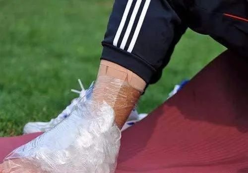 运动医学科崴脚康复训练,运动崴脚冰敷处理后该怎么办