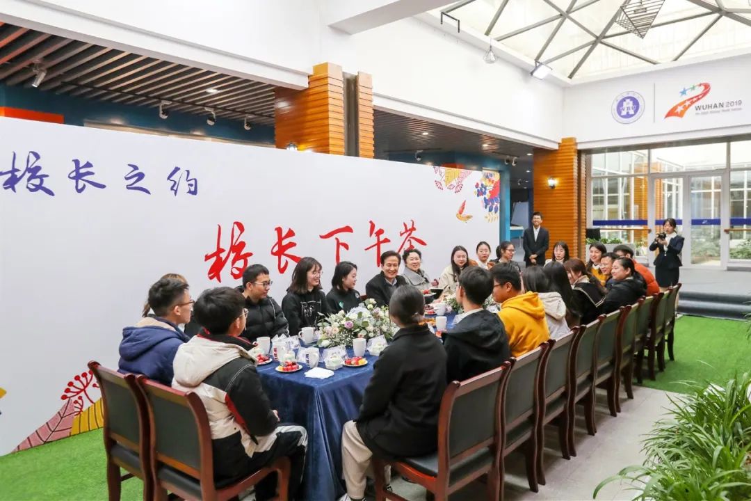 你好这里是成都翻译英文,你知道武汉商学院么