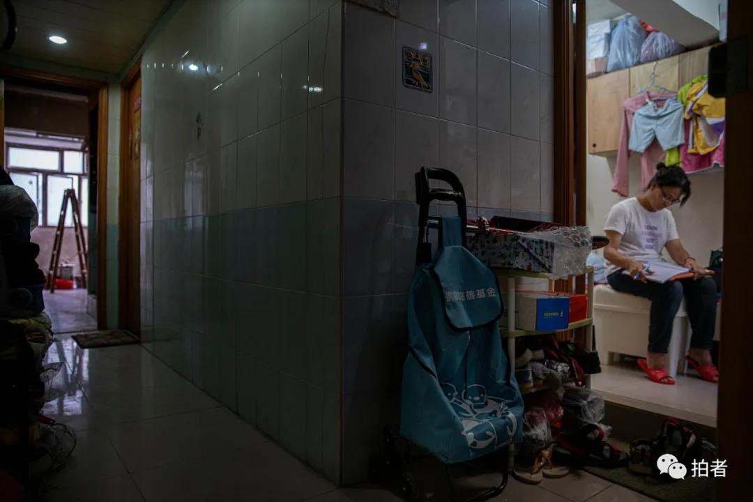 香港单亲妈妈住8平方劏房,香港深水埗劏房单亲妈妈