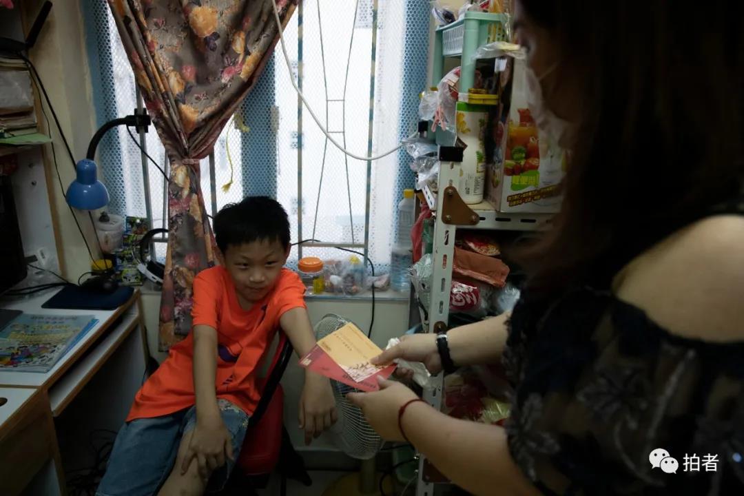 香港单亲妈妈住8平方劏房,香港深水埗劏房单亲妈妈