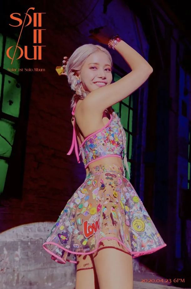 jennie黑色短裙舞台造型,jennie舞台短裙转圈