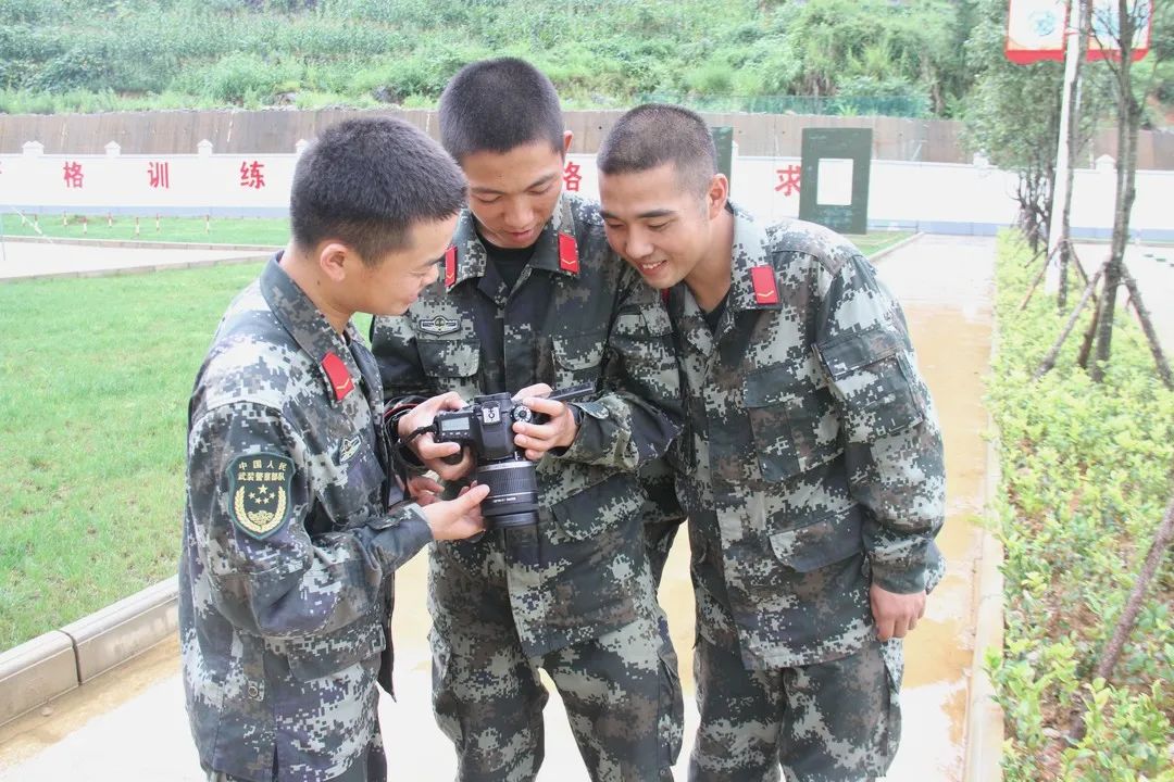 机关向官兵发放慰问金,高原官兵暖心大礼包