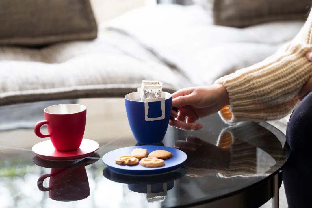 把故宫红、青花蓝捧在手心，以“银杯”畅饮