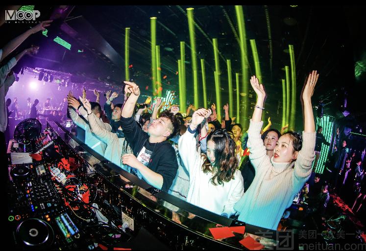 第一次去夜店酒吧，怎样装作经常去的样子？实用技能get→