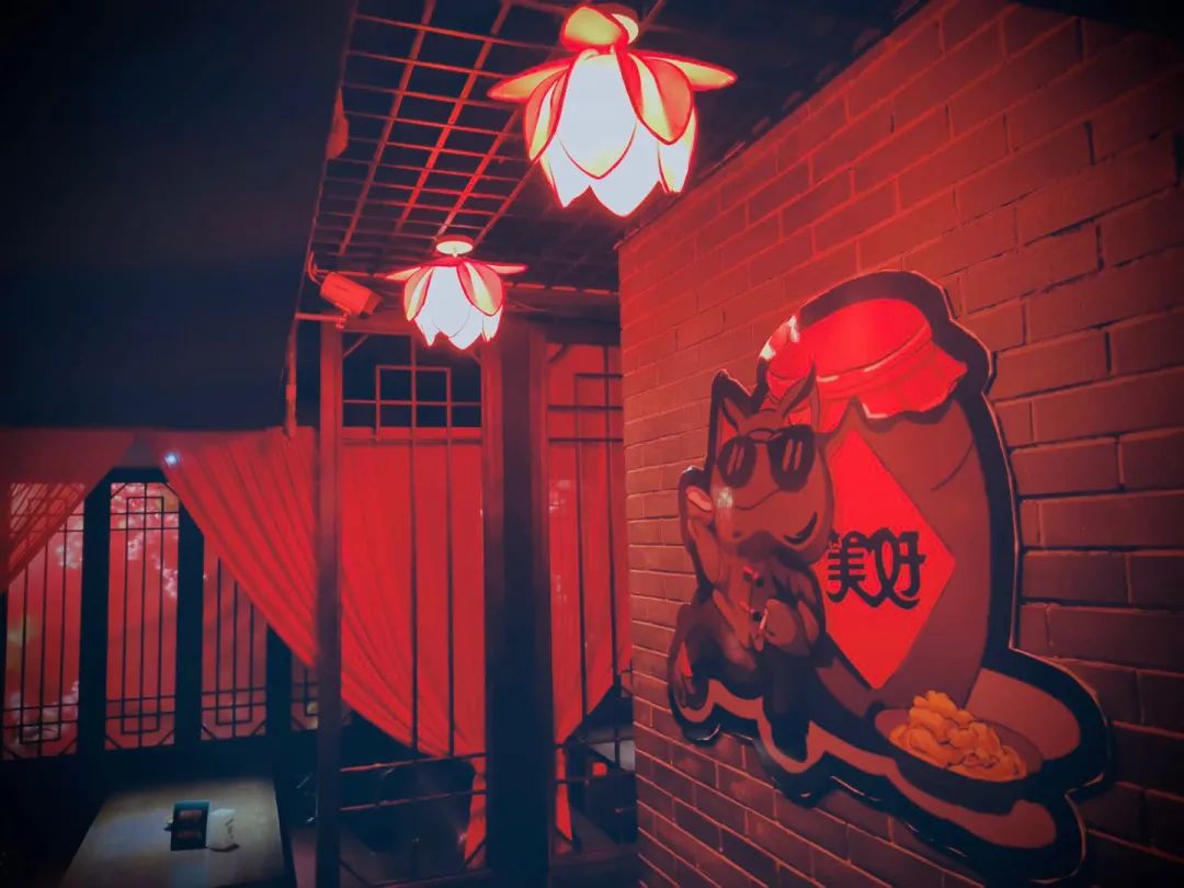 成都的夜，回归了！整个8月，大牌集体跨界酒吧推联名好酒好食，特惠来了→