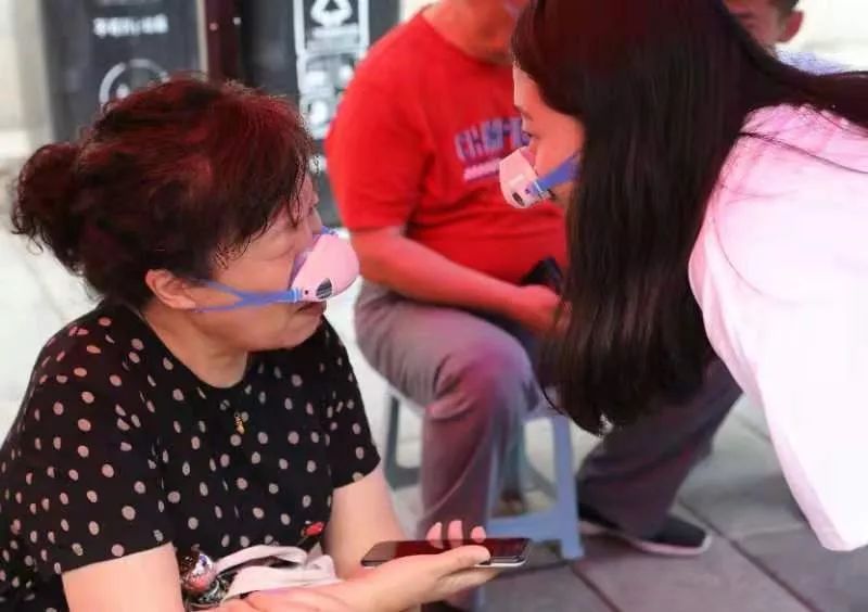 太原大街惊现“蒙鼻侠”，引路人纷纷围观，到底发生了啥