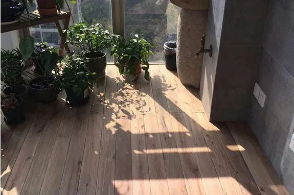 阳台空间太小稍微装一下就很实用,阳台浪费空间