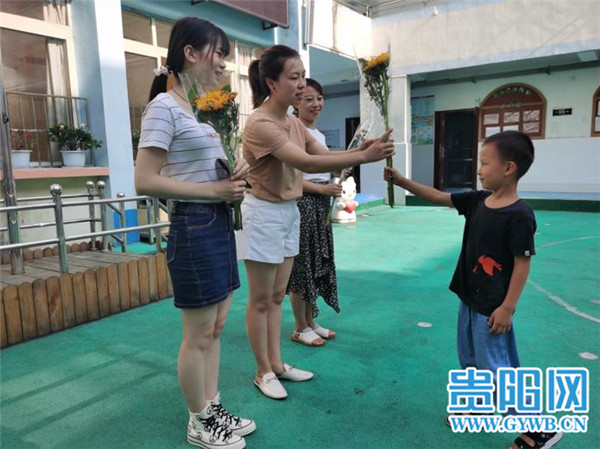 遵义一幼儿园刚毕业一周的孩子直呼老师“丹姐”“香香”“老王”,老师却很开心……