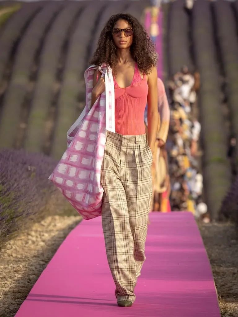 夏天可以穿针织吗,谁说夏季不能穿套装