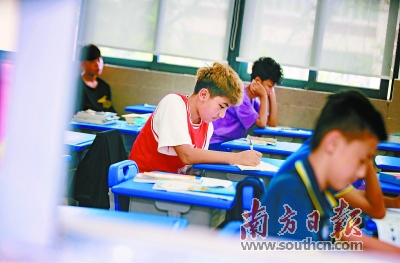 喀什足球少年受训视频,喀什古城足球少年