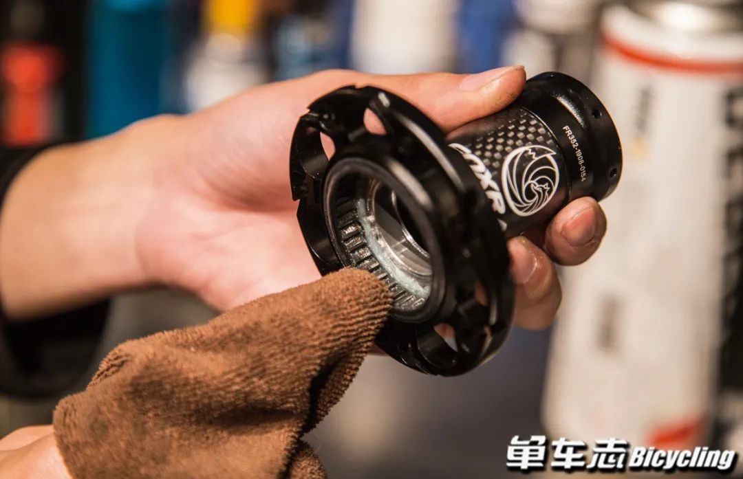 久裕培林花鼓塔基的拆卸保养视频,公路自行车培林花鼓保养