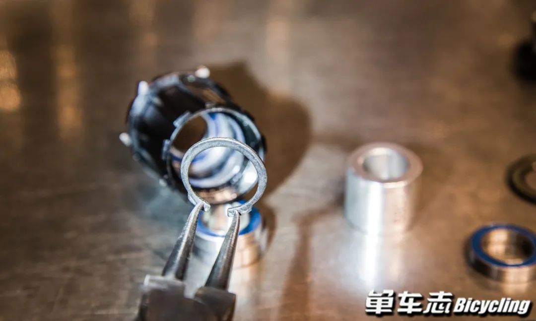 久裕培林花鼓塔基的拆卸保养视频,公路自行车培林花鼓保养