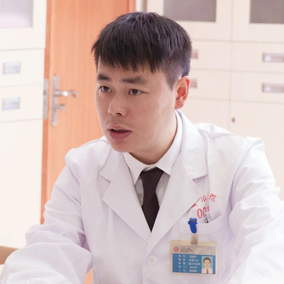 【专家在身边】右脸大面积黑斑,还长毛发!2年多的精心治疗,让大眼萌娃有了正常肤色