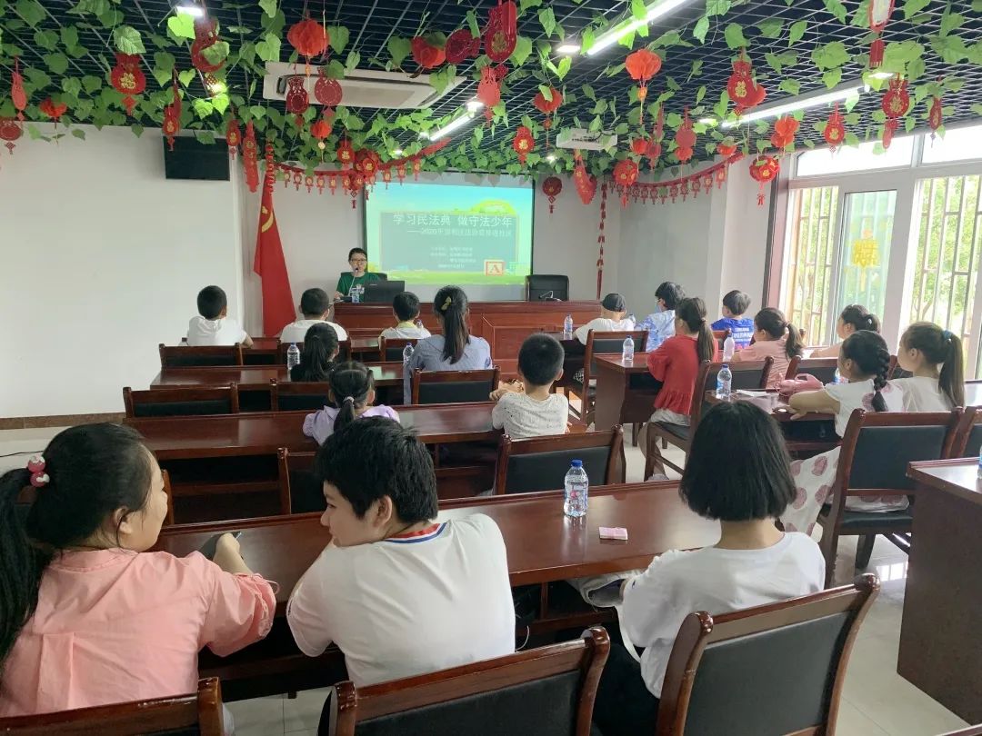 青少年暑假法制教育新闻报道,法制教育宣传周活动画画