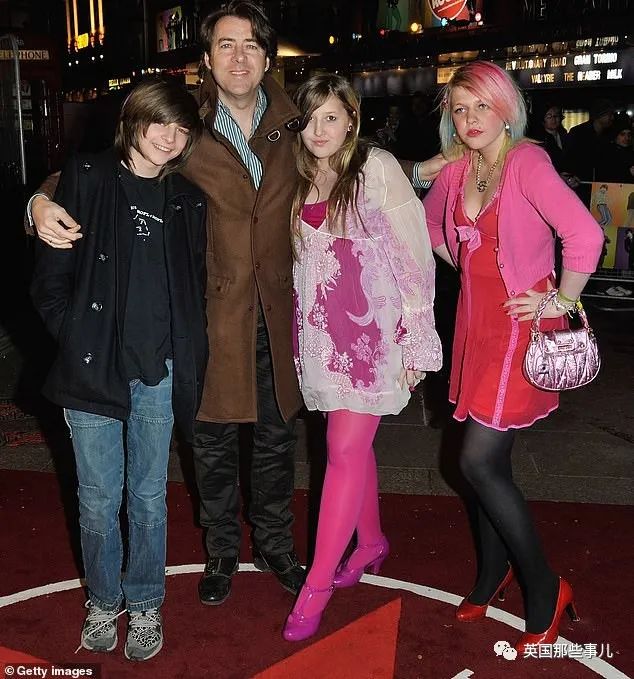 英国星二代大码网红开喷父母：对我体重太苛刻，你们是节食文化的帮凶