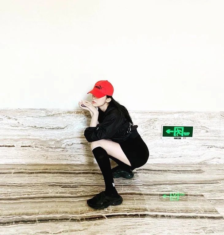 配饰狂|娜娜左黄右紫的撞色袜时髦到飞起,我有点跟不上...