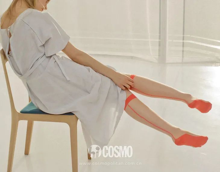 配饰狂|娜娜左黄右紫的撞色袜时髦到飞起,我有点跟不上...