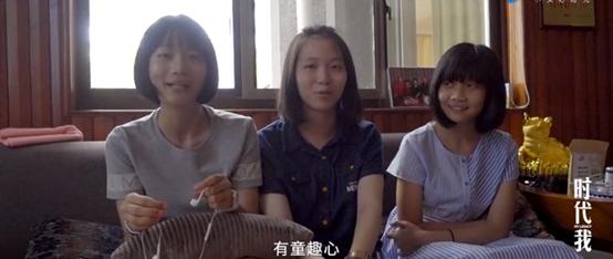 袁隆平三个儿子共生几个孙子孙女,袁隆平和两个孙女合影