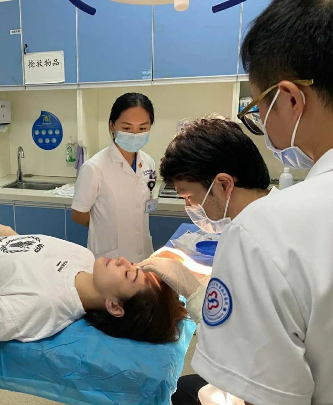 阿娇跌倒受伤,阿娇撞到额头