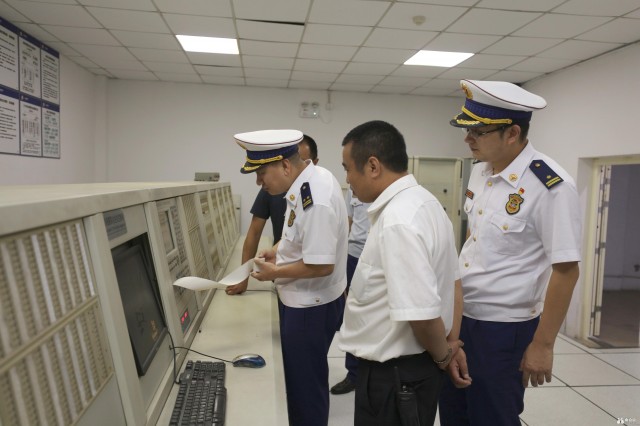 消防开展人员密集场所夜查行动,消防大队安全集中排查