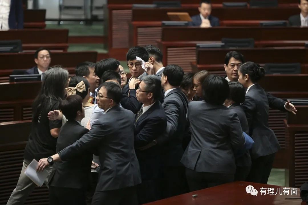 从乱港“急先锋”到入狱，这个青年“港独”头目走向穷途末路