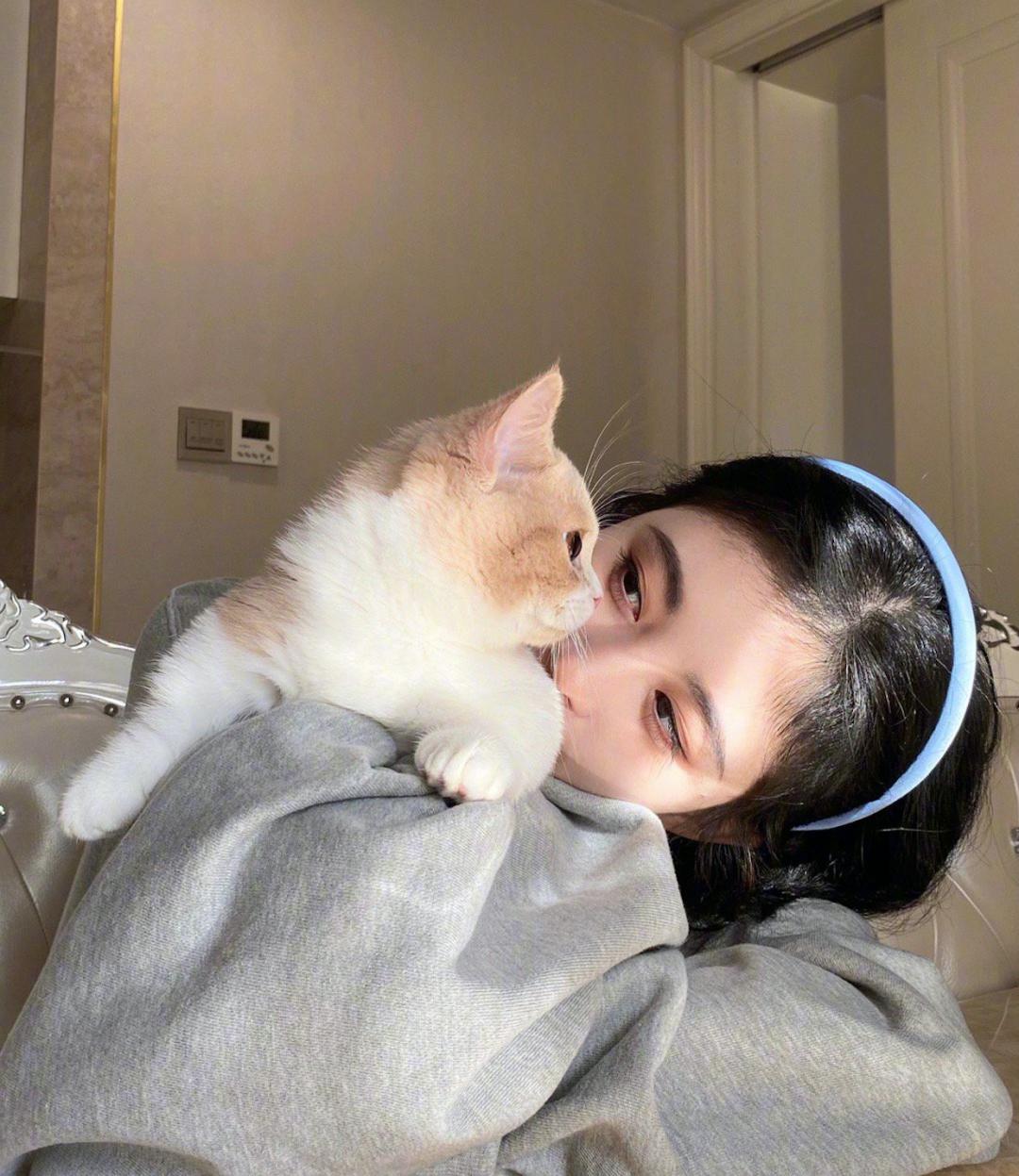 jennie最新配饰,jennie蝴蝶结半扎发