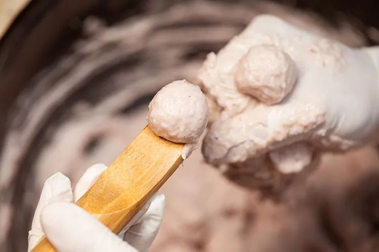 罗定这种鱼腐,入口甘香酥脆,松软而略带韧性