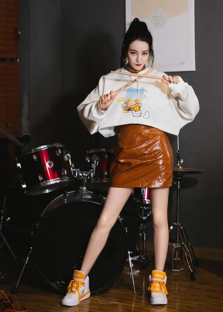 无帽卫衣虞书欣,虞书欣的衣服到底有多少钱