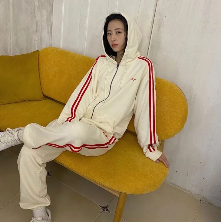 无帽卫衣虞书欣,虞书欣的衣服到底有多少钱