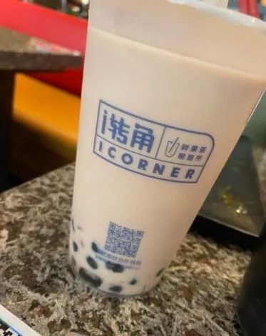 入秋第一杯52块钱的奶茶,奶茶刷爆朋友圈的秋天的第一杯