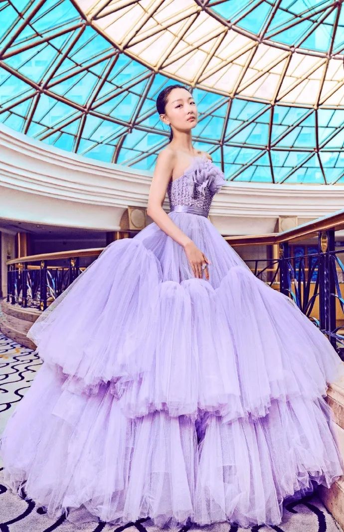 明星走红毯皮肤为什么那么白,女明星走红毯前的样子