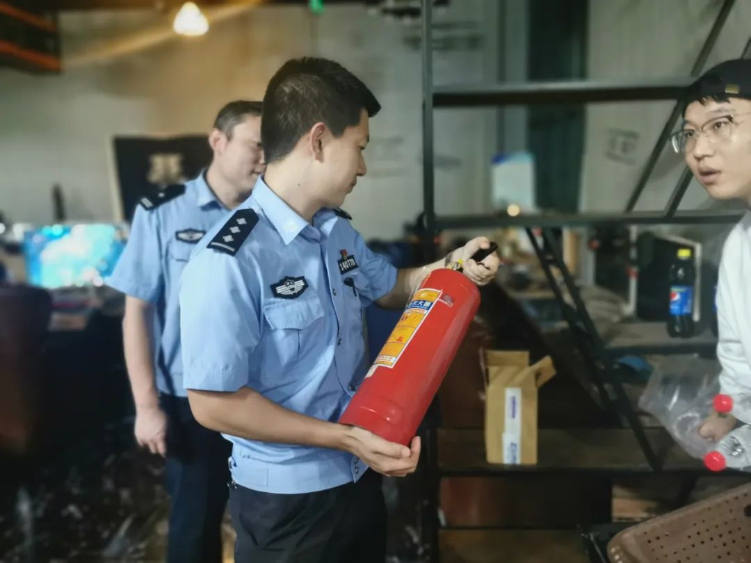 放假前最后一天，看看警察叔叔们都在干啥？