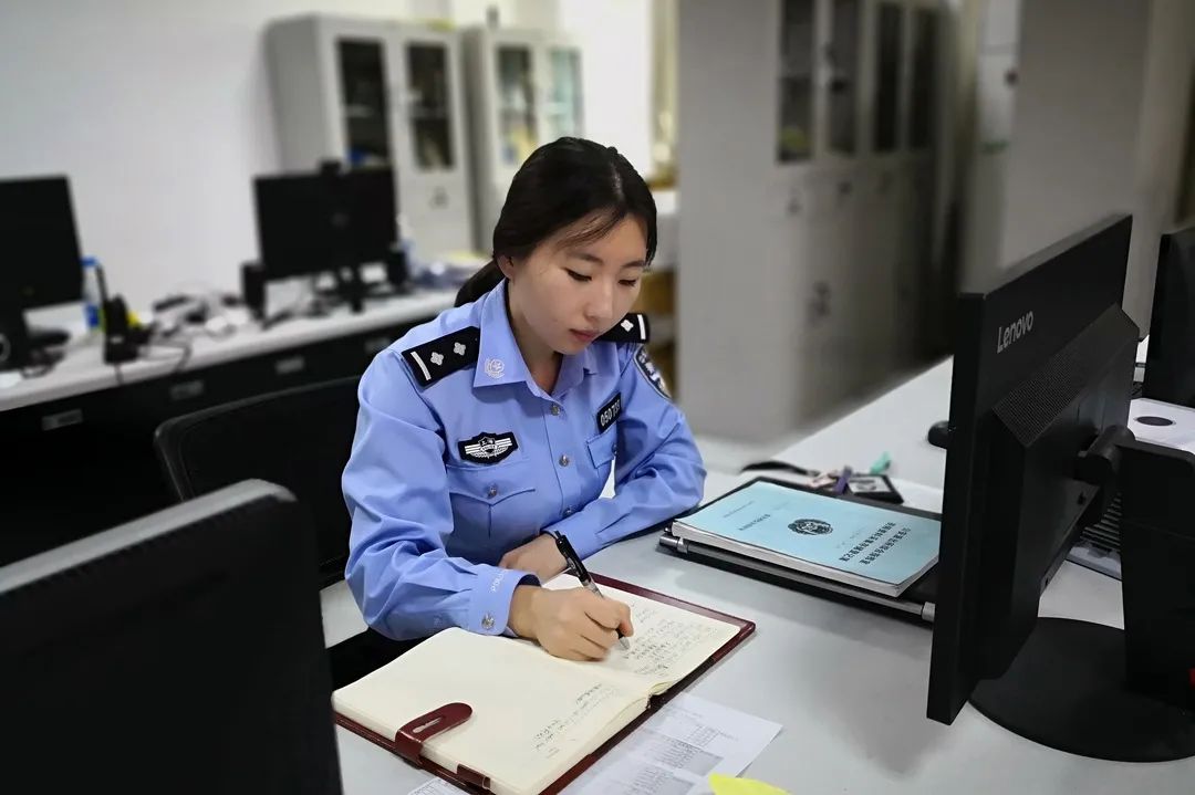 国庆我在岗向国庆献礼,中秋国庆双节我在岗文案