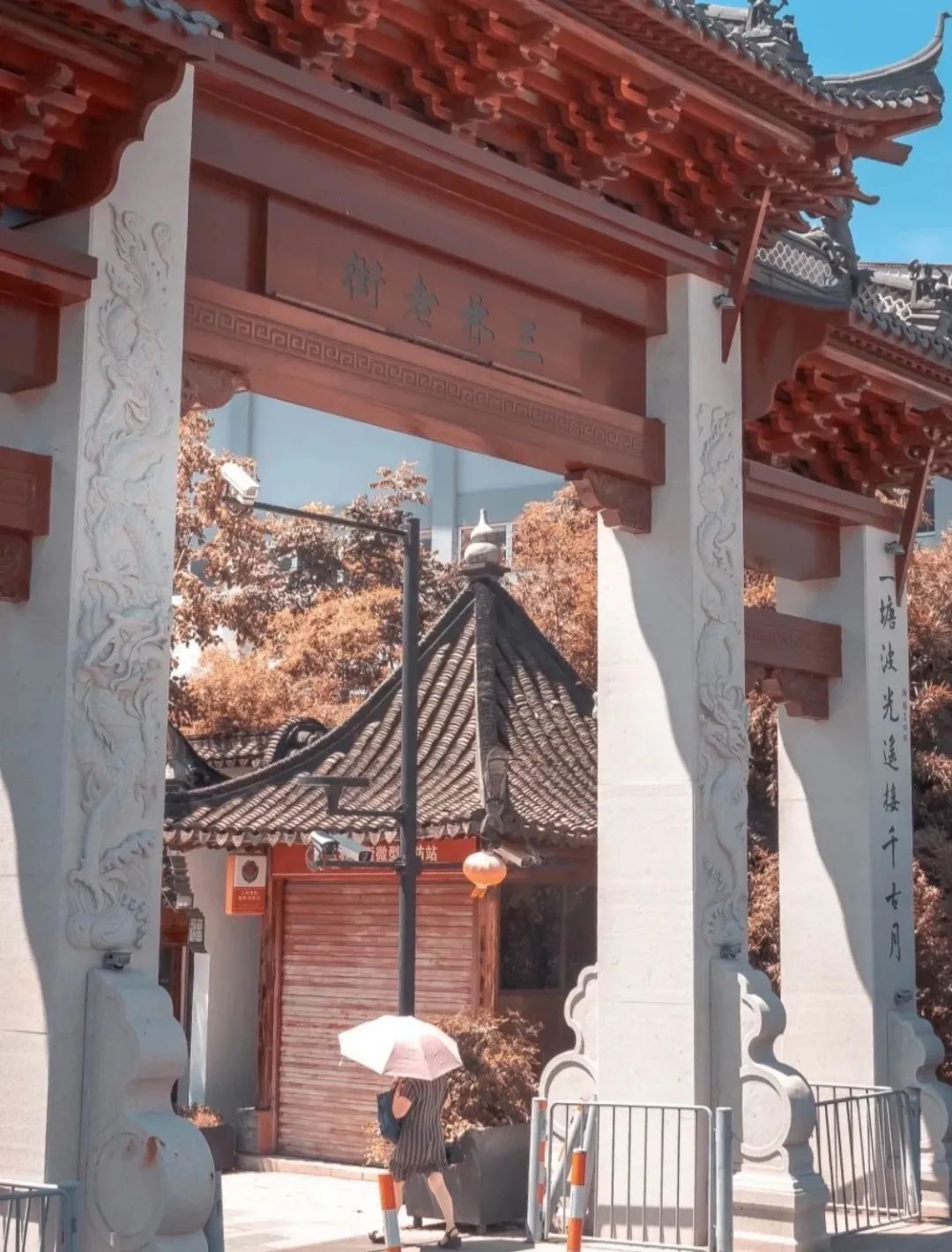 坐着地铁看浦东｜美到惊艳！童话乐园、古镇园林、跑酷金字塔……这条地铁线都能到，还能跨省游